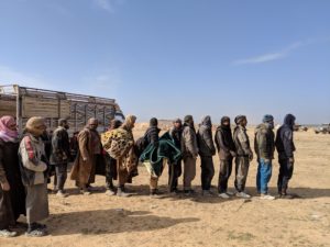 رجال يصطفون لاستجوابهم من قبل القوات الأمريكية وقوات كردية بعد دخول آخر جيوب تنظيم الدولة في الباغوز- آذار 2019 (independent)

