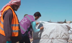 عاملين في منظمة بنفسج يصنعون السماد الطبيعي في مدينة إدلب - 23 تشرين الأول 2019 (بنفسج)
