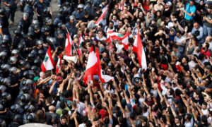 محتجين في بيروت يواجهون قوات حفظ النظام اللبنانية (رويترز)
