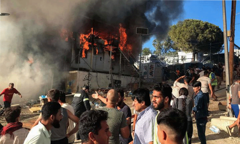 الحريق الذي شب في مخيم للاجئين في جزيرة ليسبوس اليونانية (CNN)