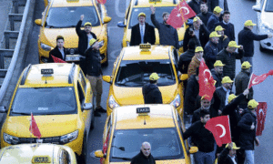 سائقو سيارات أجرة أتراك يحتجون غضبًا من شركة 
