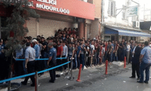 سوريون ينتظرون أمام إدارة الهجرة في إزمير من أجل الحصول على 