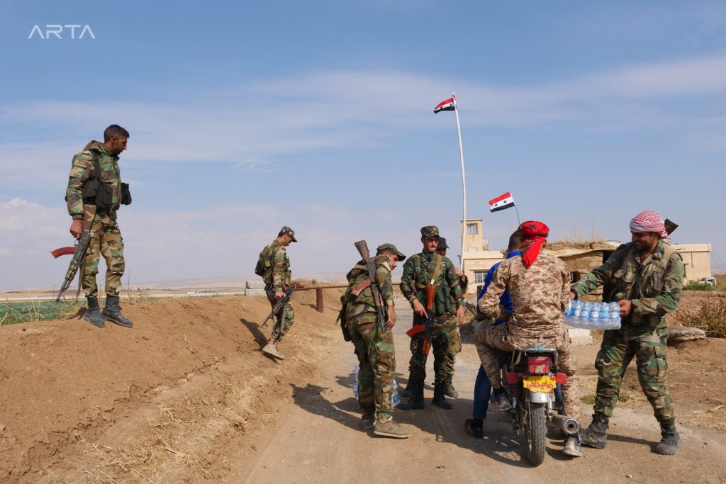 عناصر من قوات النظام السوري في أثناء انتشارهم بمدينة عامودا - 28 من تشرين الأول 2019 (آرتا إف إم)