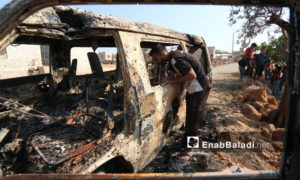 باص محترق جراء استهدافه خلال عملية الإنزال الأمريكي في باريشا بمحافظة إدلب- 27 من تشرين الأول 2019 (عنب بلدي)