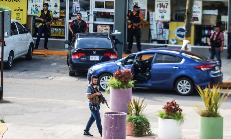 عناصر من عصابة "سينالو كارتل" ينتشرون في مدينة كوليكان المكسيكية (رويترز)