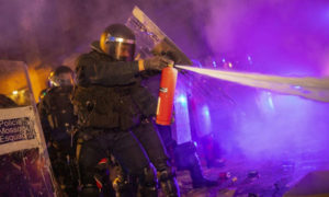 الشرطة الإسبانية تواجه المتظاهرين في مقاطعة كاتلونيا - 15 تشرين الأول 2019 (AP)