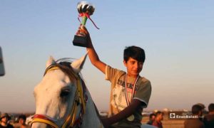 أحد الفائزبن في سباق الخيول في بنش بريف إدلب - 9 تشرين الأول 2019 (عنب بلدي)
