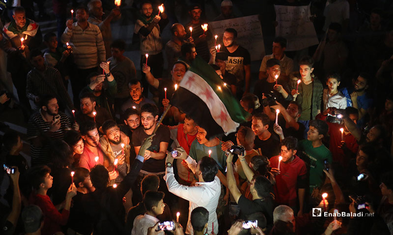 مظاهرة مسائية في مدينة بنش نصرة للثورات العربية في العراق ومصر - 6 من تشرين الأول 2019 (عنب بلدي)