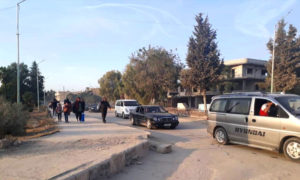الصور الأولى لنزوح أهالي مدينة تل ابيض مع بدء عملية 