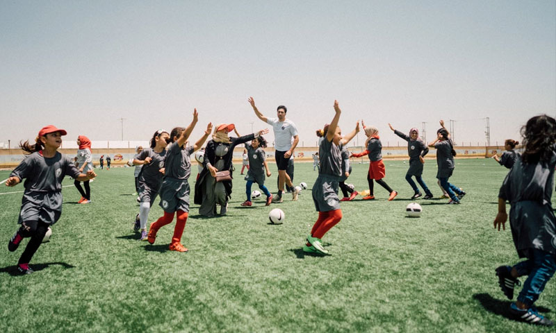 أطفال مخيم الزعتري مع لاعب كرة القدم الأمريكي جورج جون (Kickstart joy)