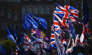 أعلام الاتحاد الأوروبي وبريطانيا أمام البرلمان البريطاني - 28 تشرين الأول 2019 (AP)