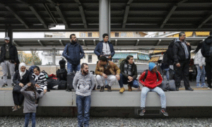 لاجئون يريدون الذهاب إلى بلدان مختلفة في أوربا يتظاهرون في محطة 