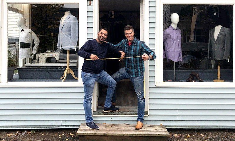 أحمد حلاق مع منافسه جيف ألبو أمام متجره الجديد "تصاميم أحمد" - 30 أيلول 2019 (Jeff Alpaugh Custom)