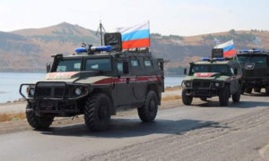 عربات للشرطة العسكرية الروسية أثناء تنفيذ دورية مراقبة على الحدود السورية التركية 24 تشرين أول 2019 (شبكة أخبار دير الزور)