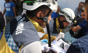 الدفاع المدني أثناء إسعاف مدنيين تعرضوا لقصف على مركز للرعاية الصحية في معرة النعمان جنوبي إدلب- 3 تشرين أول 2019 (الدفاع المدني السوري)