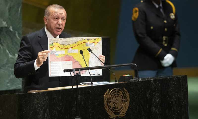 الرئيس التركي، رجب طيب أردوغان، يحدد حدود المنطقة الآمنة شمالي سوريا في مقر الأمم المتحدة (AP)
