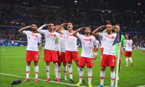 المنتخب التركي يؤدي تحية عسكرية خلال مواجهته مع فرنسا في تصفية أمم أوروبا (ليكيب)