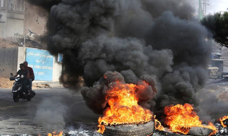 محتجون في لبنان يقطعون طرقًا في البلاد (رويترز)