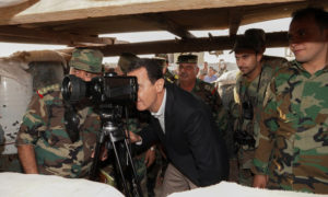 بشار الأسد في أثناء زيارة بلدة الهبيط في ريف إدلب الجنوبي- 22 من تشرين الأول (رئاسة الجمهورية)