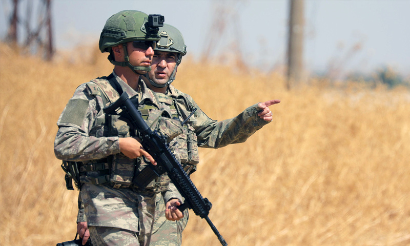 جنود أتراك يمشون معًا أثناء دورية مشتركة بين الولايات المتحدة وتركيا بالقرب من تل أبيض - 8 من أيلول 2019 (رويترز)