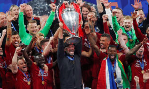 فريق ليفربول يتوج بدوري أبطال أوروبا (رويترز)


