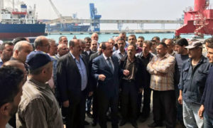 وزير النقل علي حمود مع عمال مرفأ طرطوس- ايار 2017 (الشركة السورية لمرفأ طرطوس)
