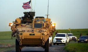 مركبة أمريكية ومن خلفها عربات لقوات كردية شمال شرقي سوريا (AFP)