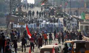 قوات الأمن العراقية تتصدى لمحتجين على جسر الشهداء في بغداد - 7 تشرين الثاني2019- (فرانس برس)

