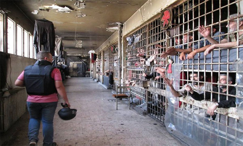 مراسل التلفزيون السوري، شادي، في اثناء زيارة التلفزيون سجن حلب المركزي (الفضائية السورية)