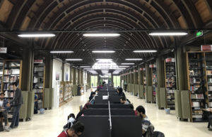 مكتبة مركز افندي في إسطنبول (edebifikir)