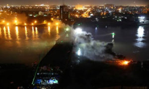 دخان المواجهة بين قوات الأمن والمتظاهرين،  حلى أحد جسور بغداد - تشرين الثاني- (رويترز)