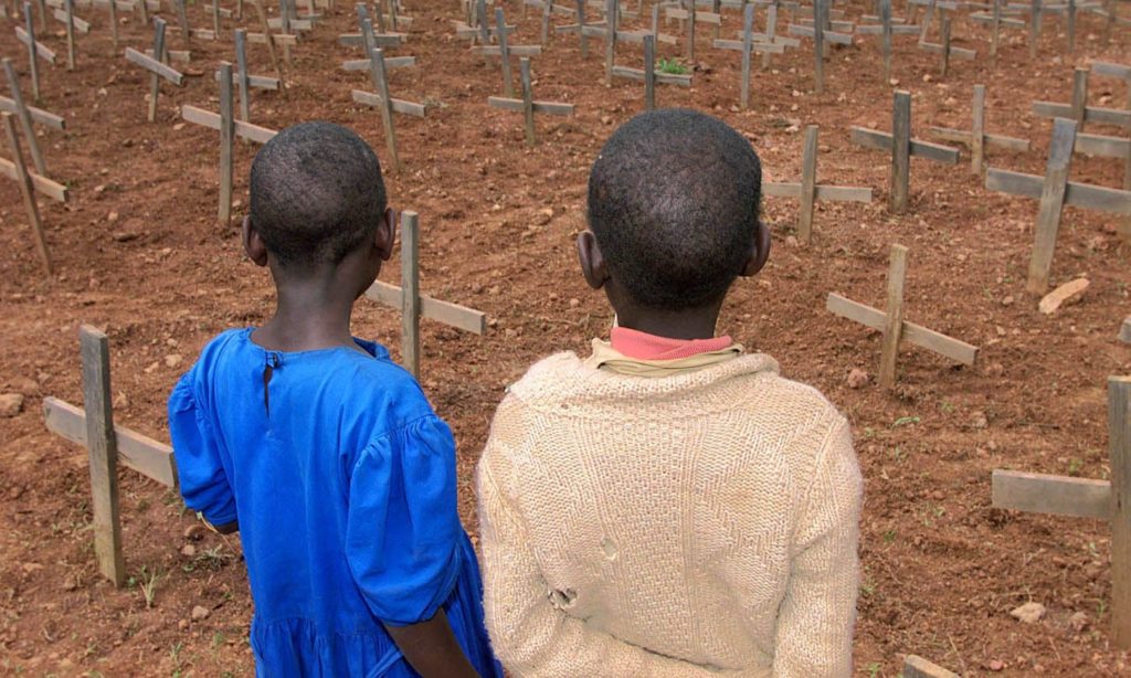 طفلان روانديان في المقبرة التذكارية للإبادة الجماعية في نيانزا (AP)