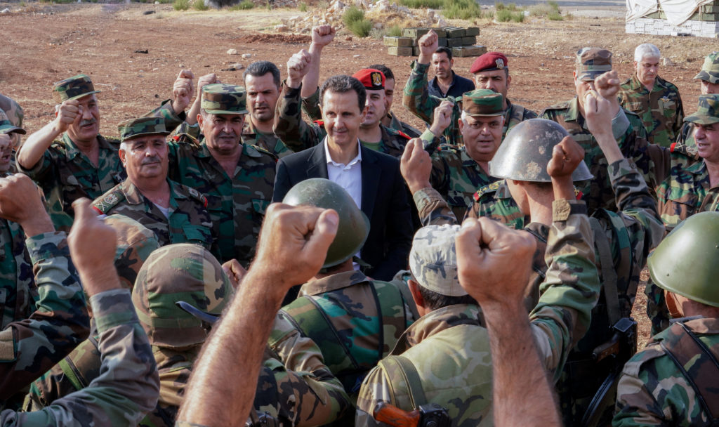 رئيس النظام السوري بشار الاسد مع عناصر جيشه في ريف إدلب - تشرين الأول 2019 (سانا)