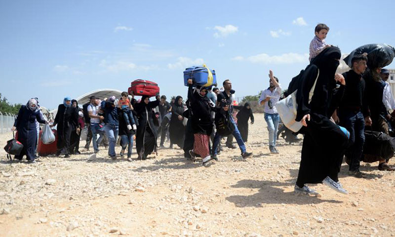 سوريون يغادرون تركيا من معبر باب السلامة لقضاء إجازة العيد في بلادهم (وكالة الأناضول)