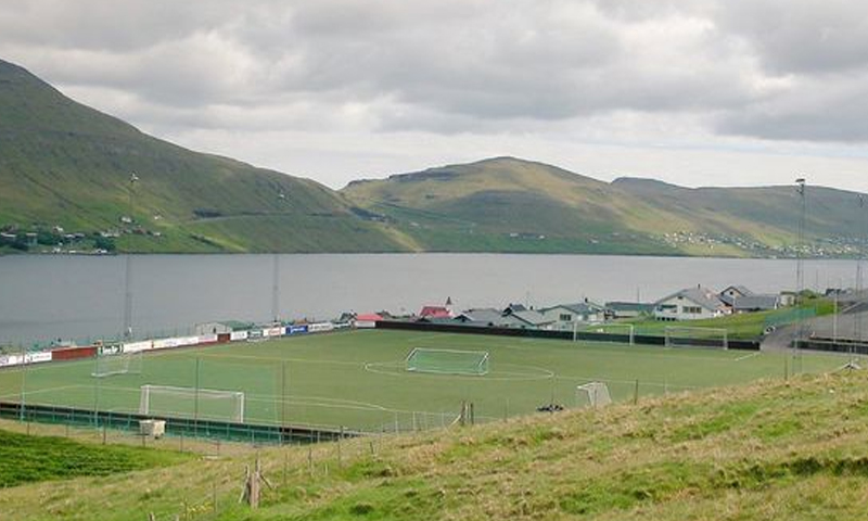 ملعب تحت ميروهالا في جزرفارو بالقرب من اسكتلندا