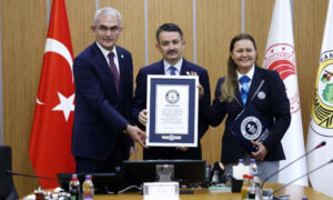 وزير الزراعة التركي والغابات، بكر باك دميرلي خلال استلامه نسخة من موسوعة غينيس (haberler)