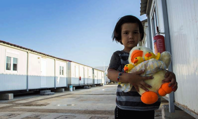 طفلة في الخامسة من العمر، تعيش مع والدتها في موقع سكني مؤقت جديد في أثينا. (UNHCR)