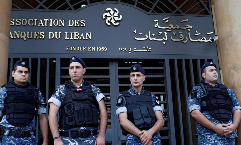 عناصر من الجيش اللبناني أمام مقر جمعية مصارف لبنان (رويترز)