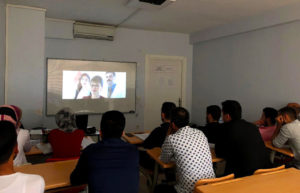 طلاب سوريون يتعلمون اللغة التركية عن طريق مشاهد الأفلام (جمعية اللاجئين)