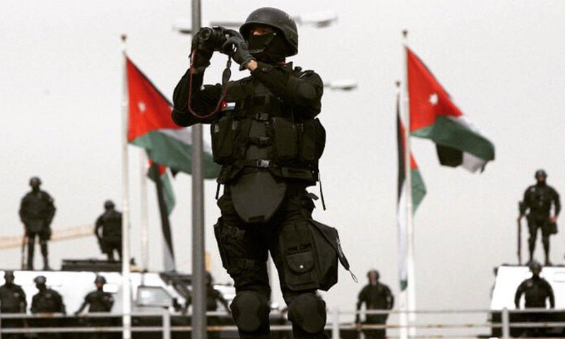 عنصر من قوات الأمن الأردنية (رويترز)