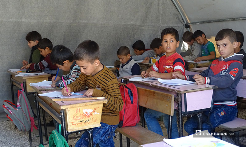 خيم مدرسية لتعليم الأطفال  في المرحلة الابتدائية شمالي حلب - 6 من تشرين الثاني 2019 (عنب بلدي) 