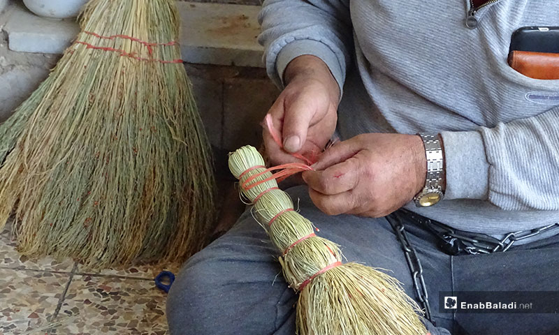 صناعة مكانس القش اليدوية في بلدة دابق بريف حلب - 17 من تشرين الثاني 2019 (عنب بلدي)