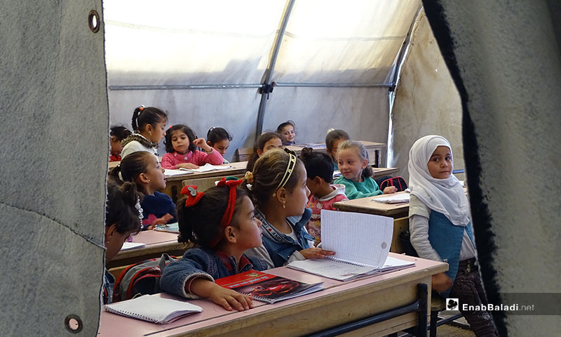 خيم مدرسية لتعليم الأطفال  في المرحلة الابتدائية شمالي حلب - 6 من تشرين الثاني 2019 (عنب بلدي) 