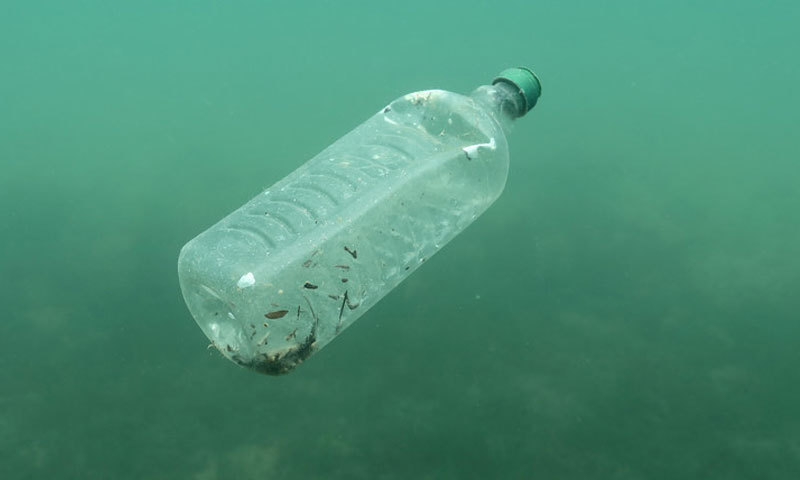 قارورة ماء بلاستيكية في قاع أحد المحيطات (رويترز)