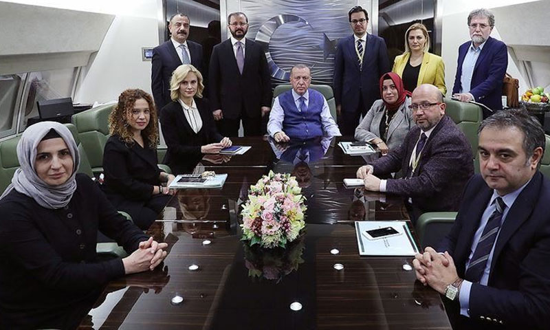 الرئيس التركي رجب طيب أردوغان، أثناء اجتماعه بالصحفيين خلال عودته من الزيارة التي قام بها في قطر، 26 من تشرين الثاني (الأناضول)