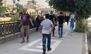 مواطنون يمشون في شارع بمدينة حماة السورية - 15 تشرين الأول 2018 (سبوتنيك)