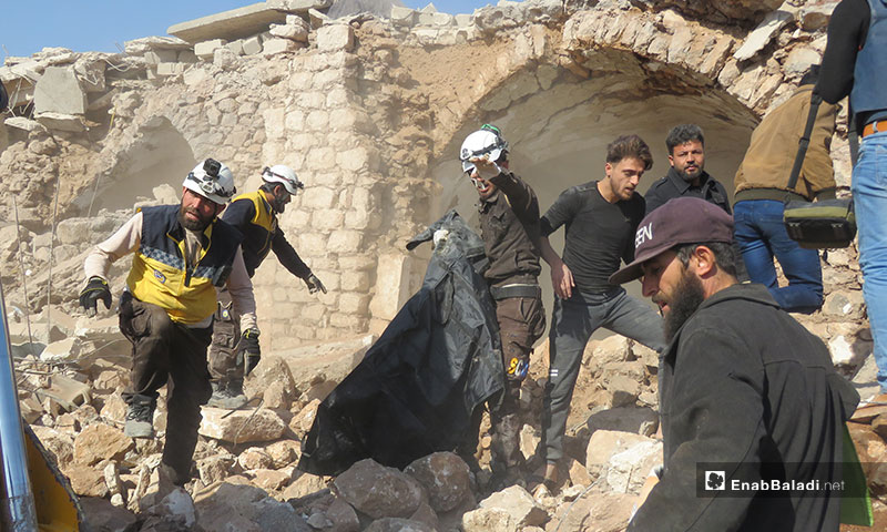إنقاذ المدنيين من تحت الأنقاض نتيجة القصف الروسي على قرية الملاجة جنوبي إدلب - 17 من تشرين الثاني 2019 (عنب بلدي)