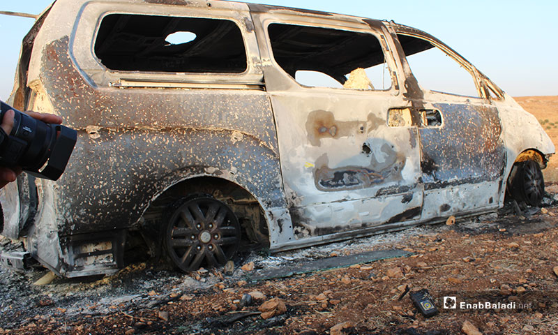 آثار احتراق سيارة للدفاع المدني بسبب القصف الصاروخي في بلدة معرتحرمة جنوبي إدلب - 13 من تشرين الثاني 2019 (عنب بلدي)
