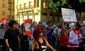 متظاهرون قرب أسواق بيروت في مركز العاصمة اللبنانية يرتدون أقنعة مستمدة من أفلام عالمية - 22 تشرين الأول 2019 (عنب بلدي)