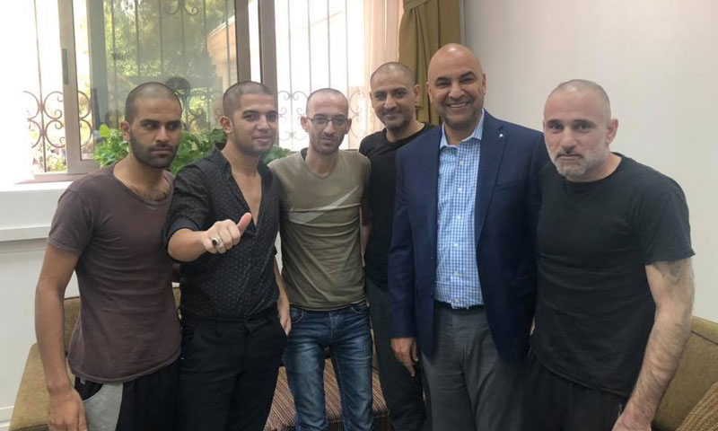 النائب الأردني طارق خوري مع خمسة أردنيين بعد خروجهم من المعقتلات السورية 8 أيلول 2019 (طارق خوري على فيس بوك)